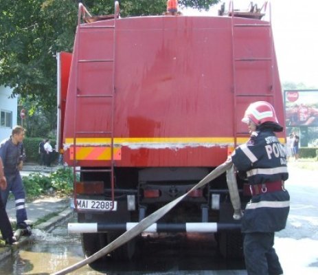 Agitaţie la Ovidiu: maşina unui individ cu antecedente penale, incendiată intenţionat